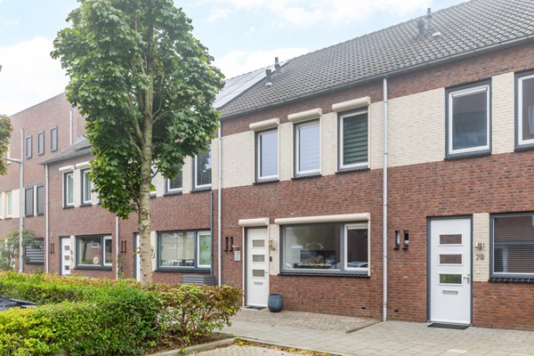 Te koop: In Landgraaf op een zeer kindvriendelijke locatie bevindt zich deze nette en moderne instapklare energiezuinige tussenwoning uit 2008